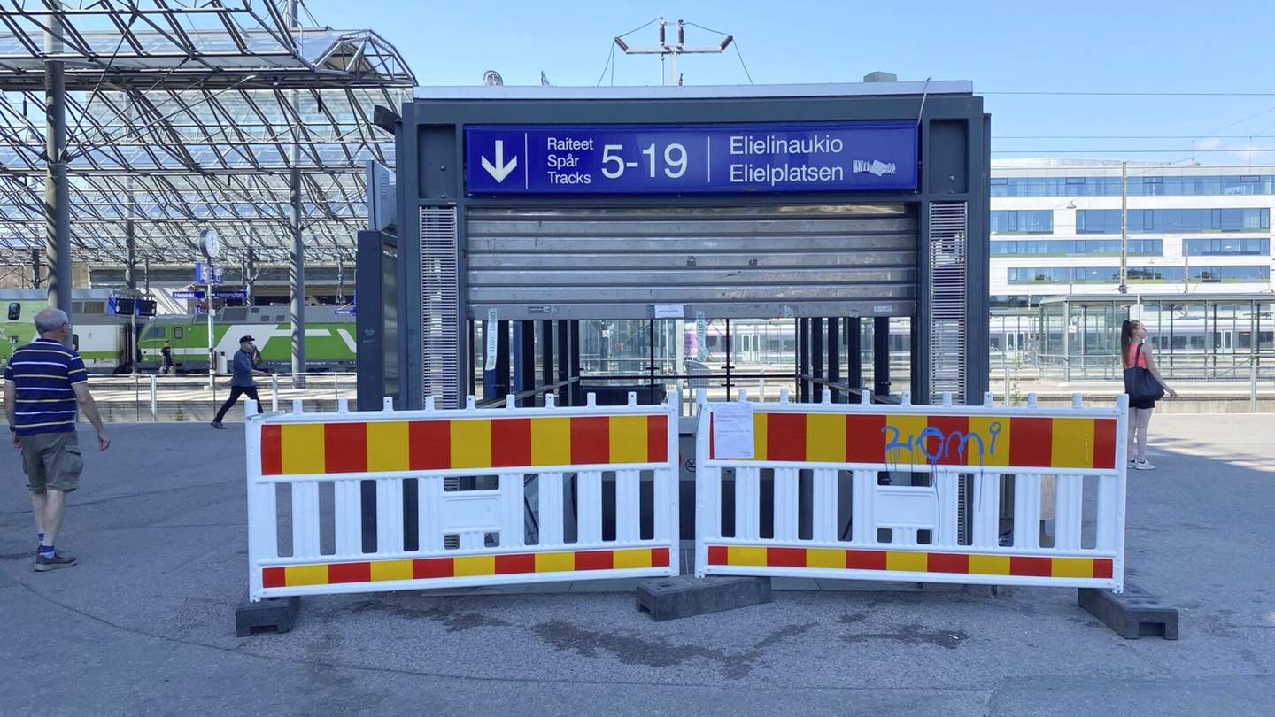 Joukkoliikenne | ”Siinä voi loukata itsensä” – Ihmiset kulkevat suljetusta portaikosta Helsingin rautatieasemalla