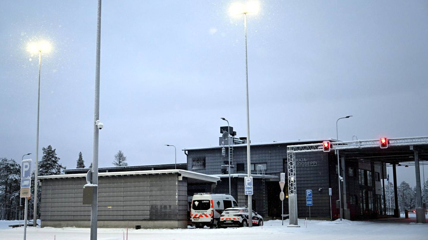 Itäraja | Murmanskin kuvernööri ilmoitti ”korotetusta valmiudesta” Suomen sulkiessa rajan­ylitys­paikkoja