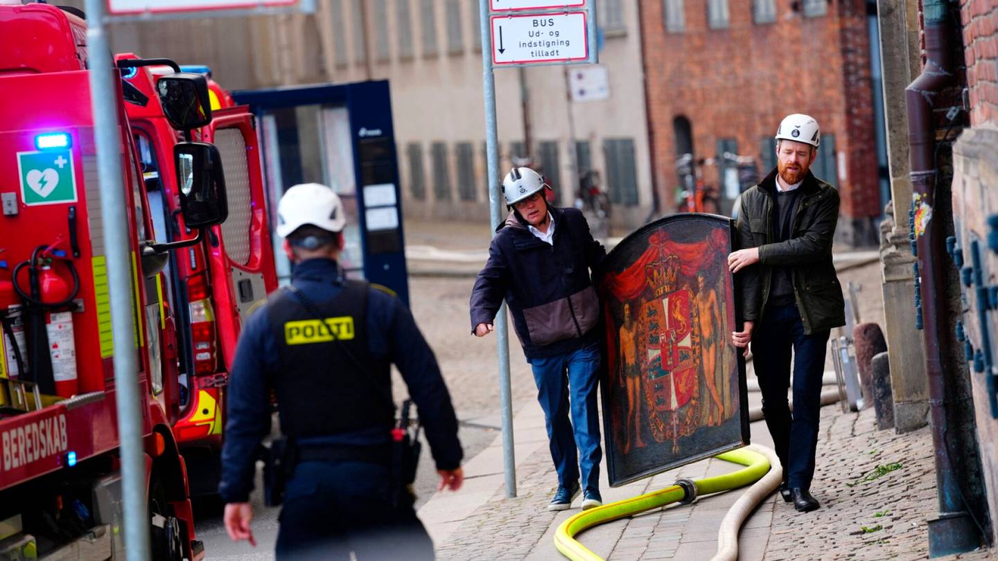 Tanska | Viranomaiset ja ohikulkijat pelastivat taidetta pörssi­talon liekeiltä