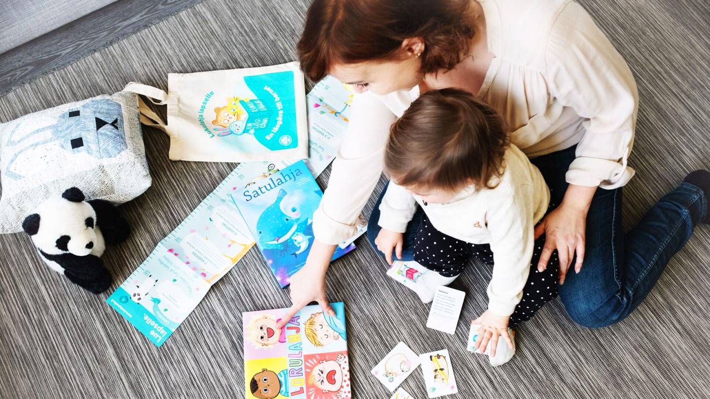 Kirjallisuus | Vauvaperheille neuvolassa jaettavat kirjakassit saivat Onnimanni-palkinnon