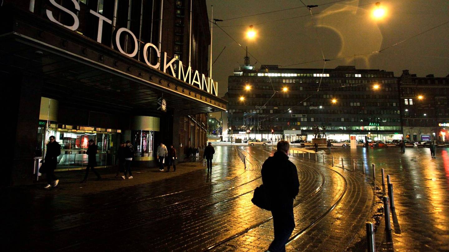 HS Ympäristö | Helsingin rauta­tie­aseman ja Pasilan linkki­tornin valot sammuvat Earth Hourin ajaksi