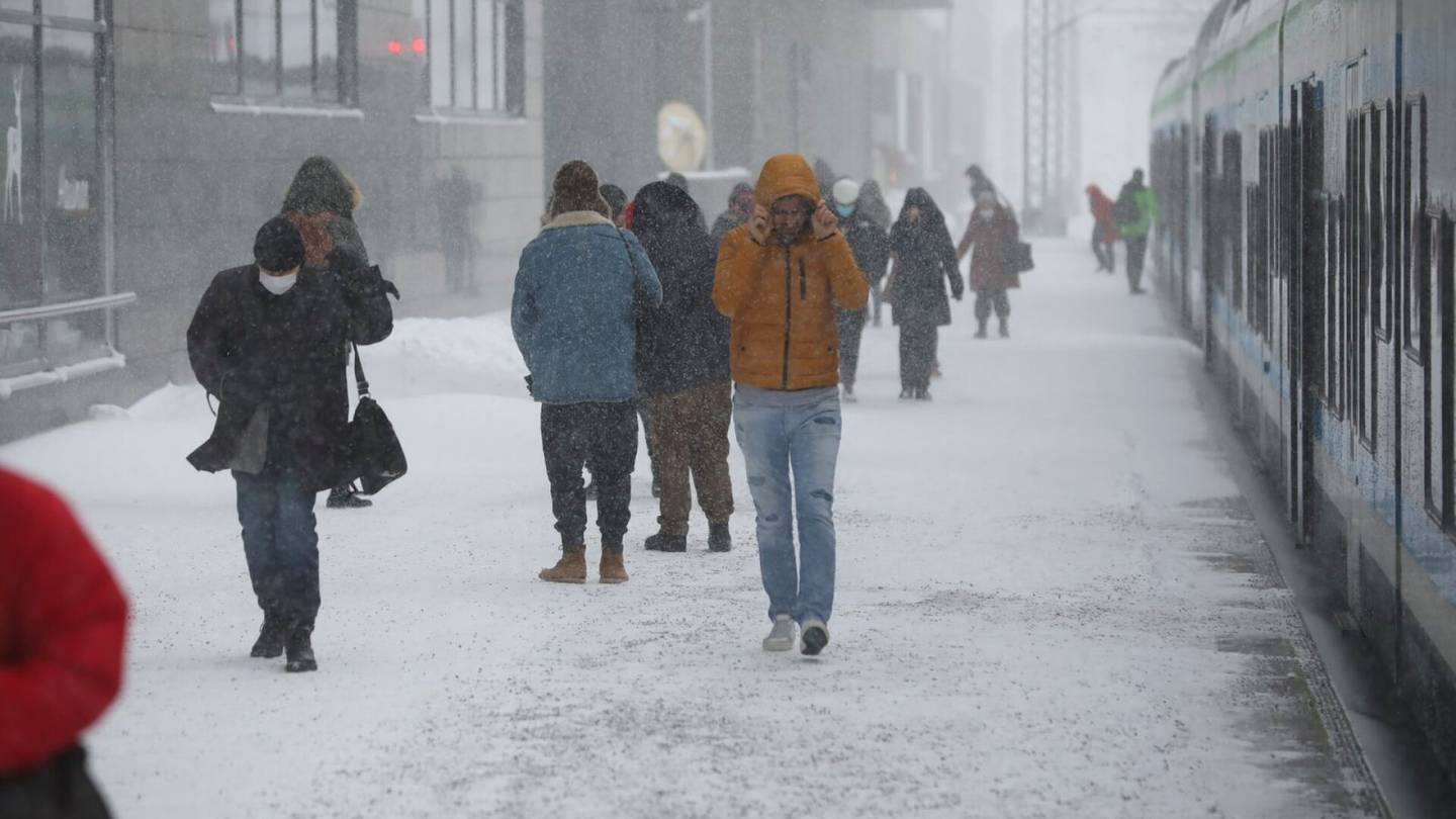 Sää | Maanantain lumimyräkkä vaikuttaa niin moottori­teillä kuin juna­liikenteessä