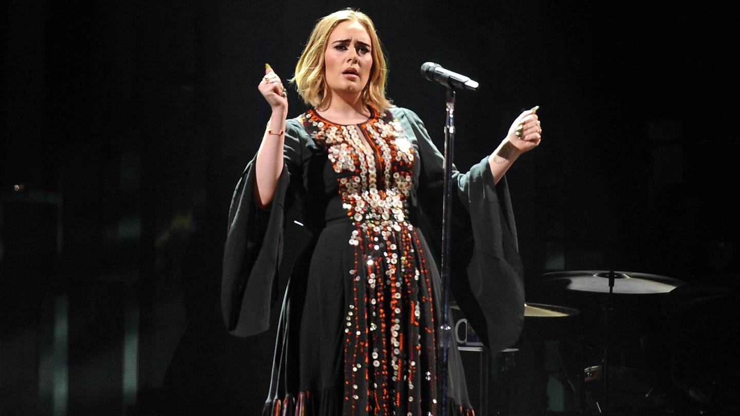 Musiikki | Adele peruu esiintymisiään