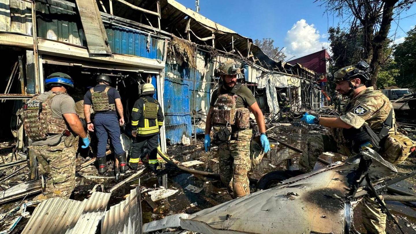 Venäjän hyökkäys | Venäjä iski ostos­kadulle Donetskin alueella ruuhka-aikaan, ainakin 16 kuollut