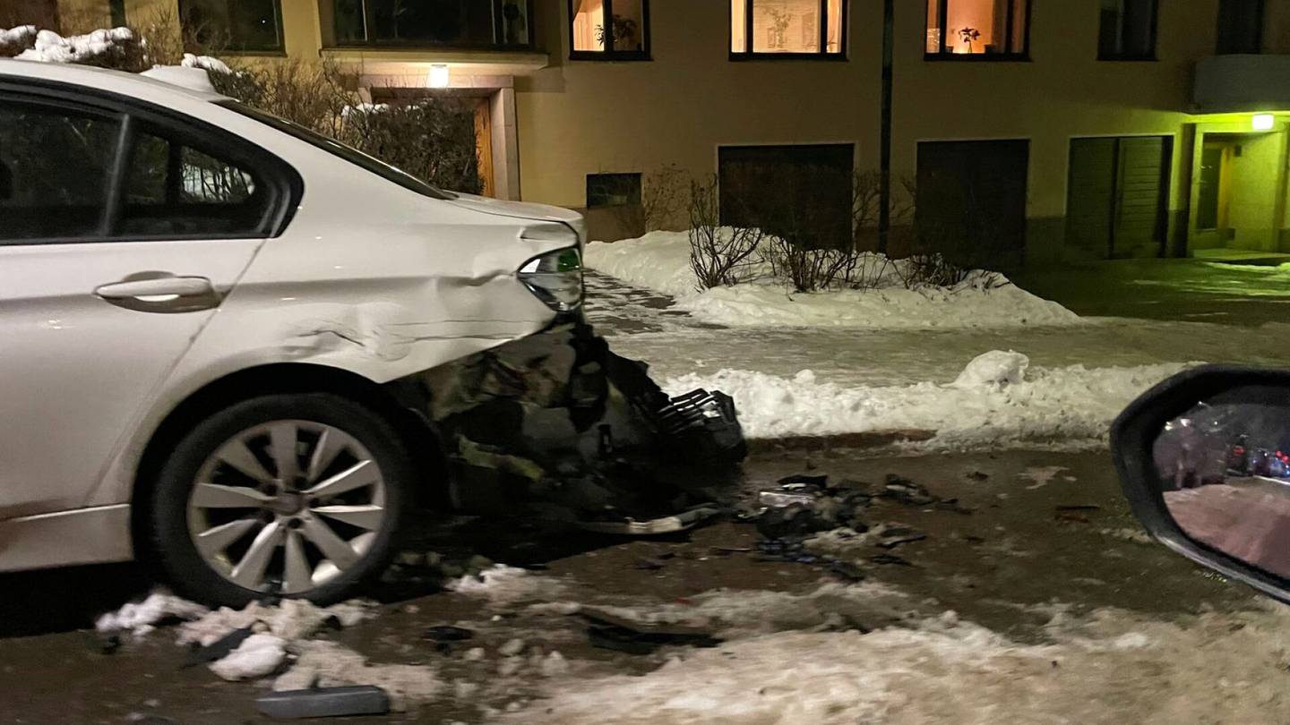Meilahti | Maasturin kuljettaja törmäili parkissa olleisiin autoihin Pihlaja­tiellä