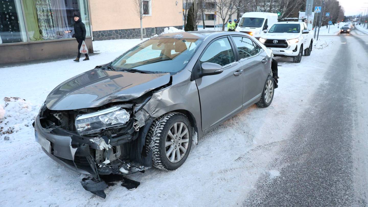 Tampere | Ratikka ja henkilö­auto kolaroivat