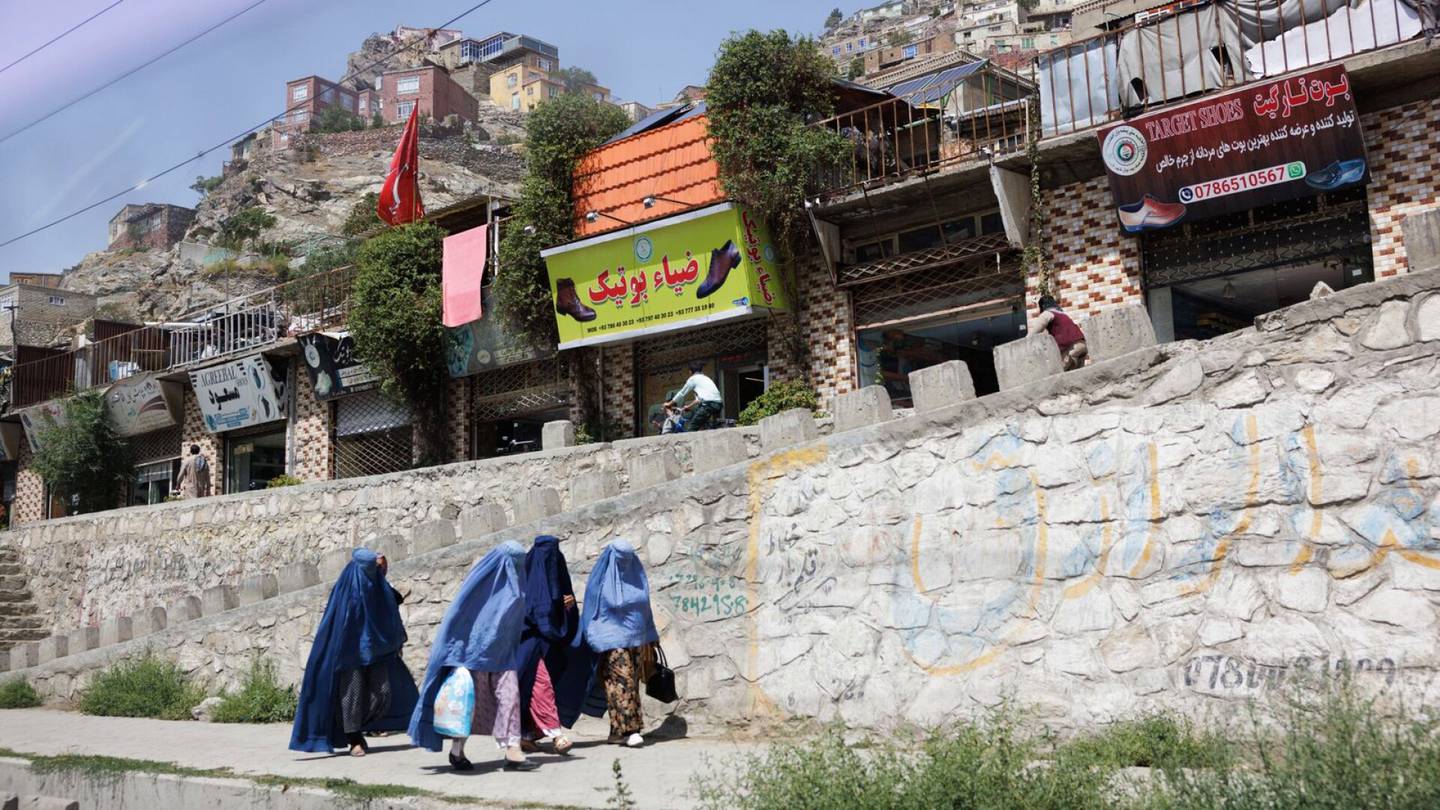 Afganistan | Taleban käski kansalais­järjestöjä kieltämään naisten työnteon