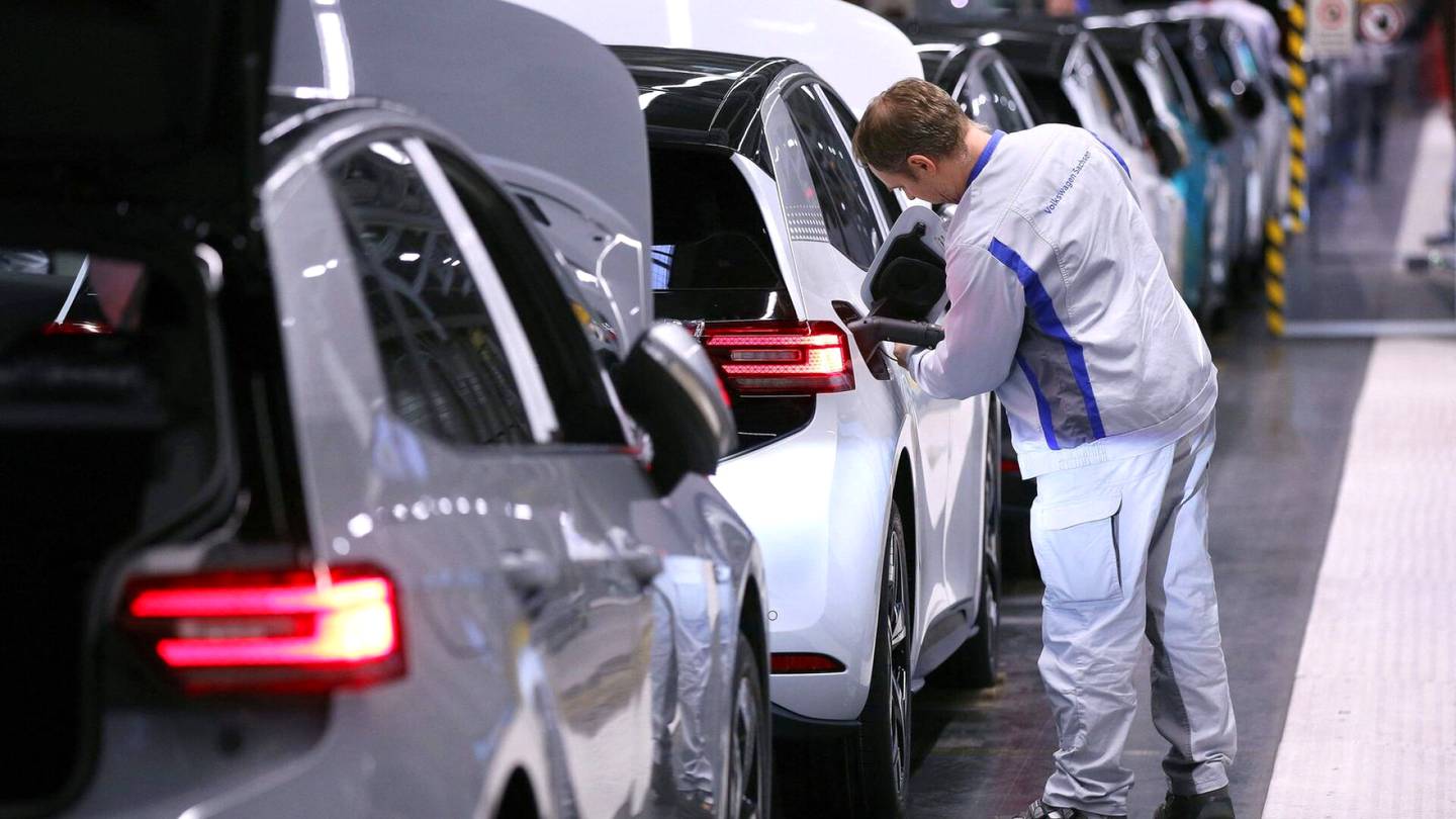 Sähköautot | Volkswagen aikoo investoida kaksi miljardia euroa uuteen sähköauto­tehtaaseen Saksassa