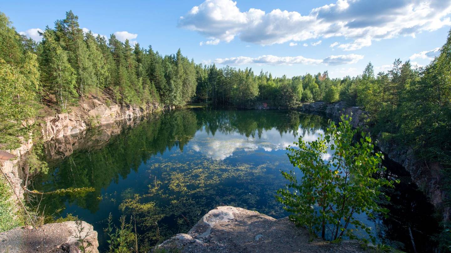 HS Vantaa | Öljyä valuttava auto on ollut suositun uima­lammen pohjassa jo vuosi­kymmeniä