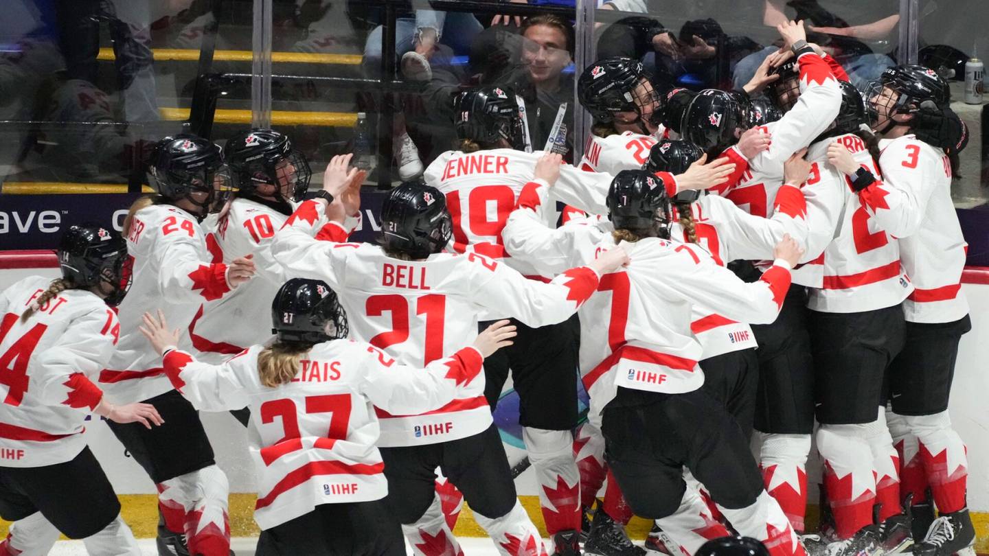 Jääkiekko | Kanada voitti naisten MM-kisat, kukisti Yhdysvallat jatkoajalla