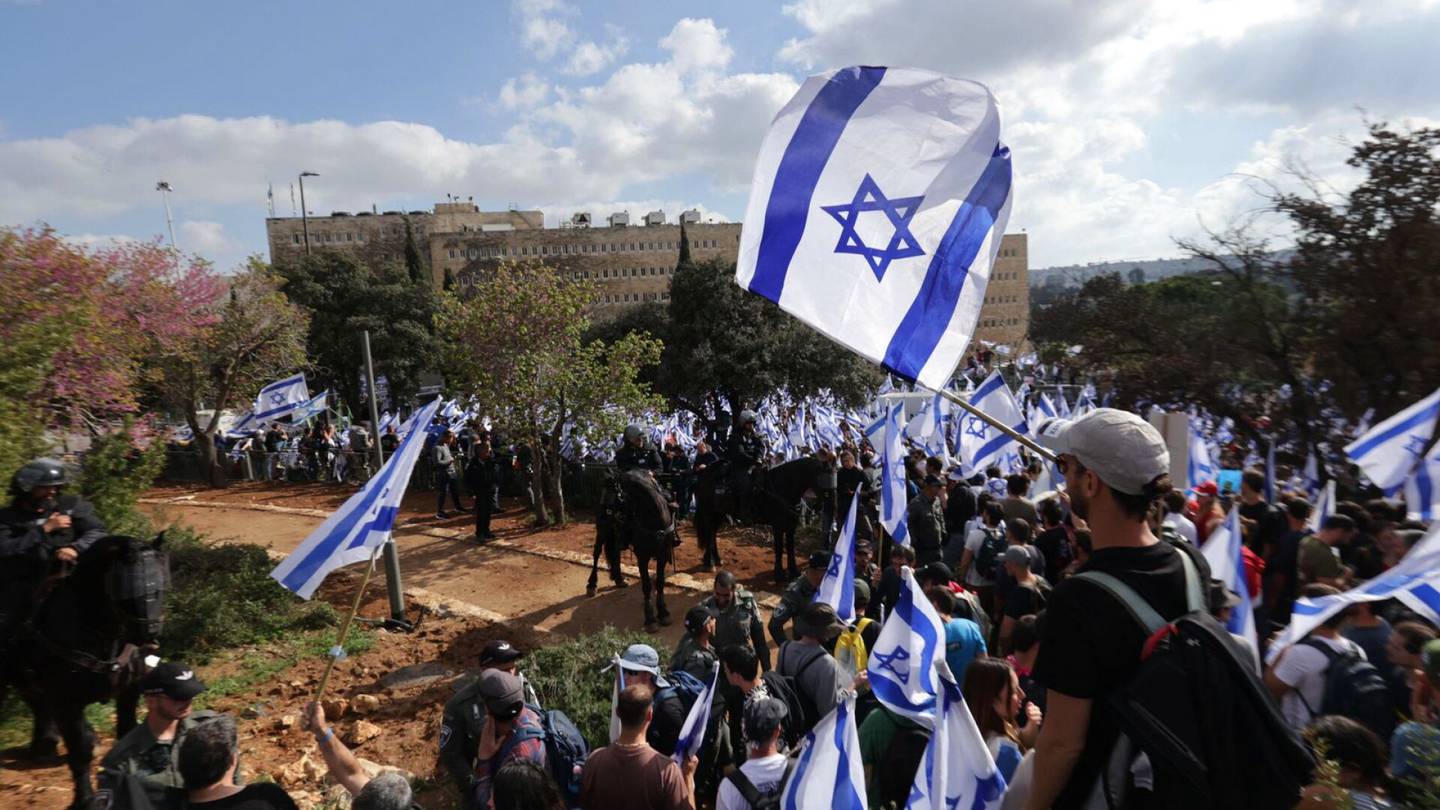Israelin oikeuslaitosuudistus | Netanjahu siirtää uudistuksen käsittelyä – Vaihto­kaupassa ääri­oikeisto­puolue saa oman ”kansallis­kaartin”