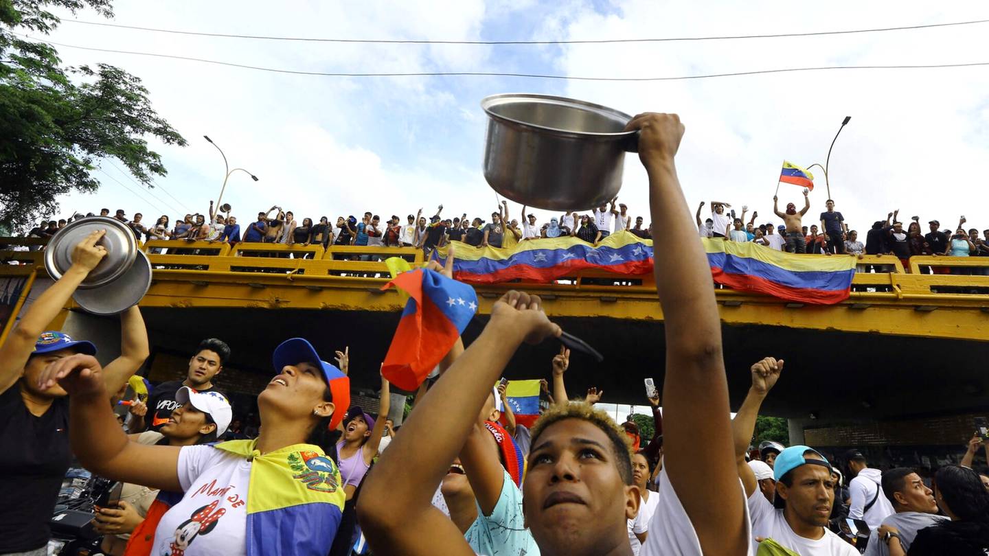 Venezuela | Äänestäjät purkivat pettymystään kaatamalla Hugo Chávezin patsaita