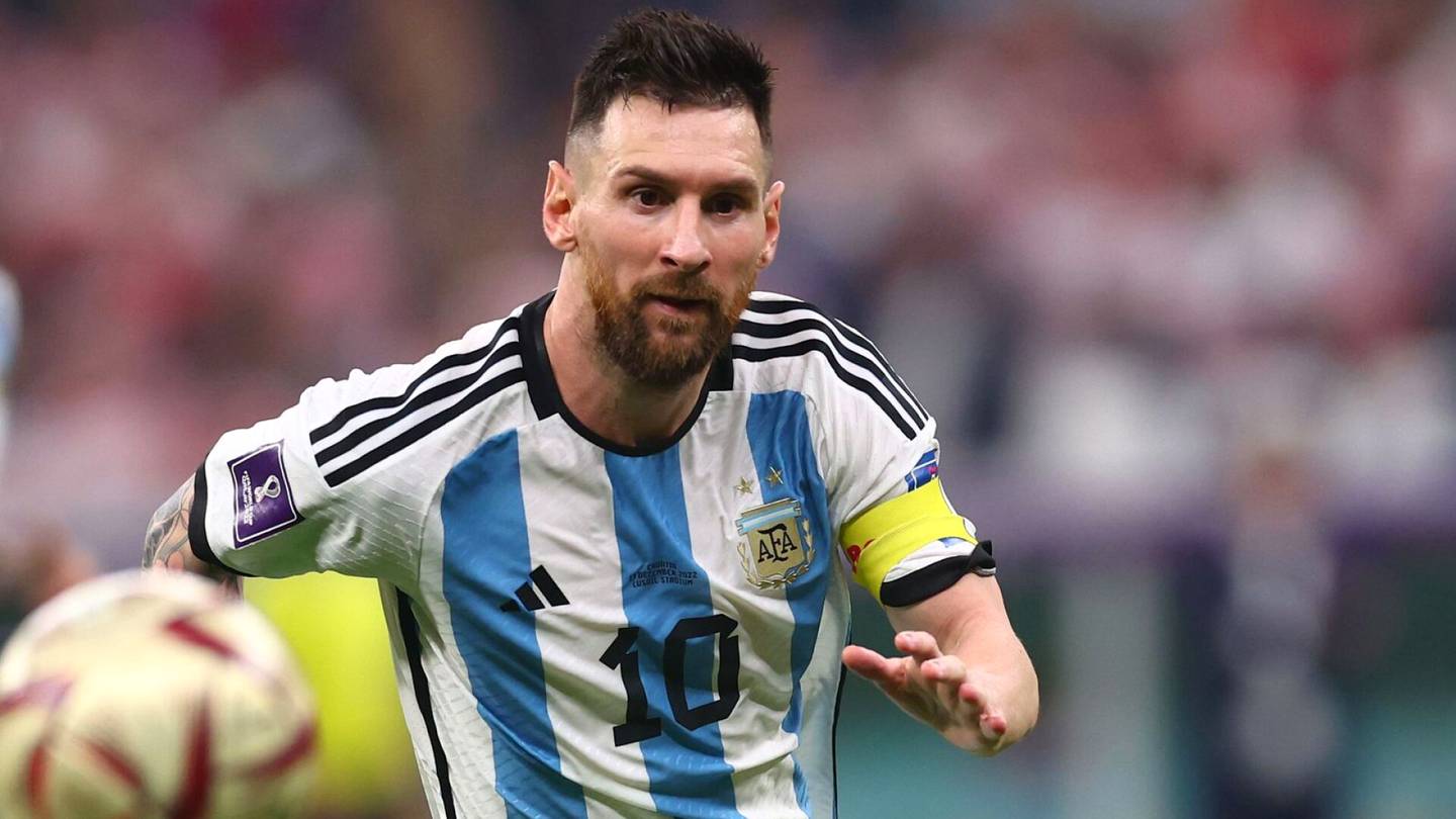 MM-jalkapallo | Lionel Messi jäi tuijottamaan liikuttuneena, kun toimittaja yllätti hänet tv-lähetyksessä