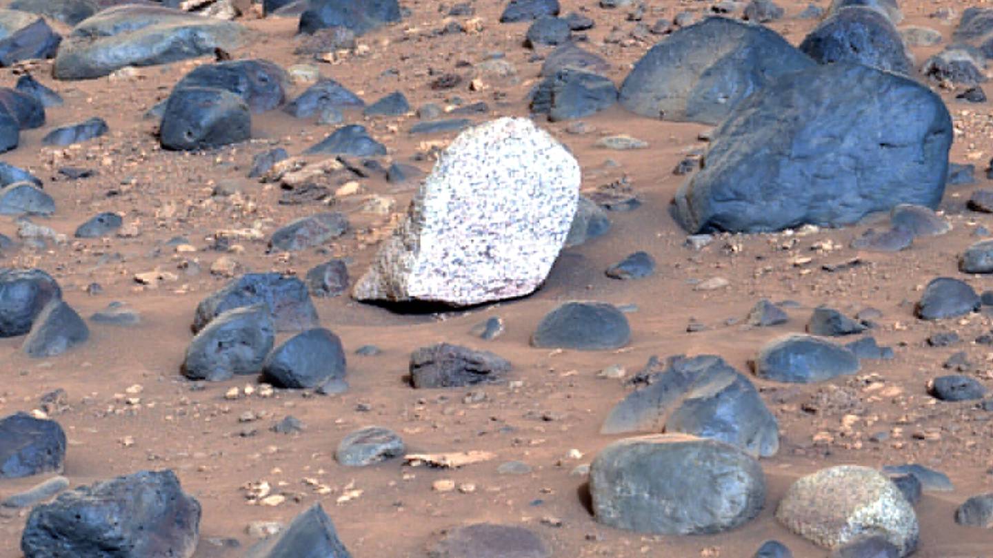 Mars | Punaisen planeetan pinnalta löytyi vaalea kivi – tutkijat eivät ole varmoja, miten se on sille päätynyt