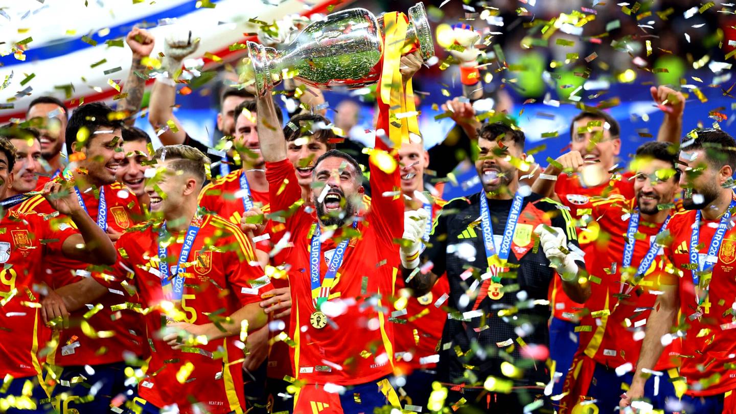 Kuvakooste | Espanjan kannattajat juhlivat kaduilla, Englannin fanit lyyhistyivät maahan – tältä näytti EM-kisojen mestaruus­humu