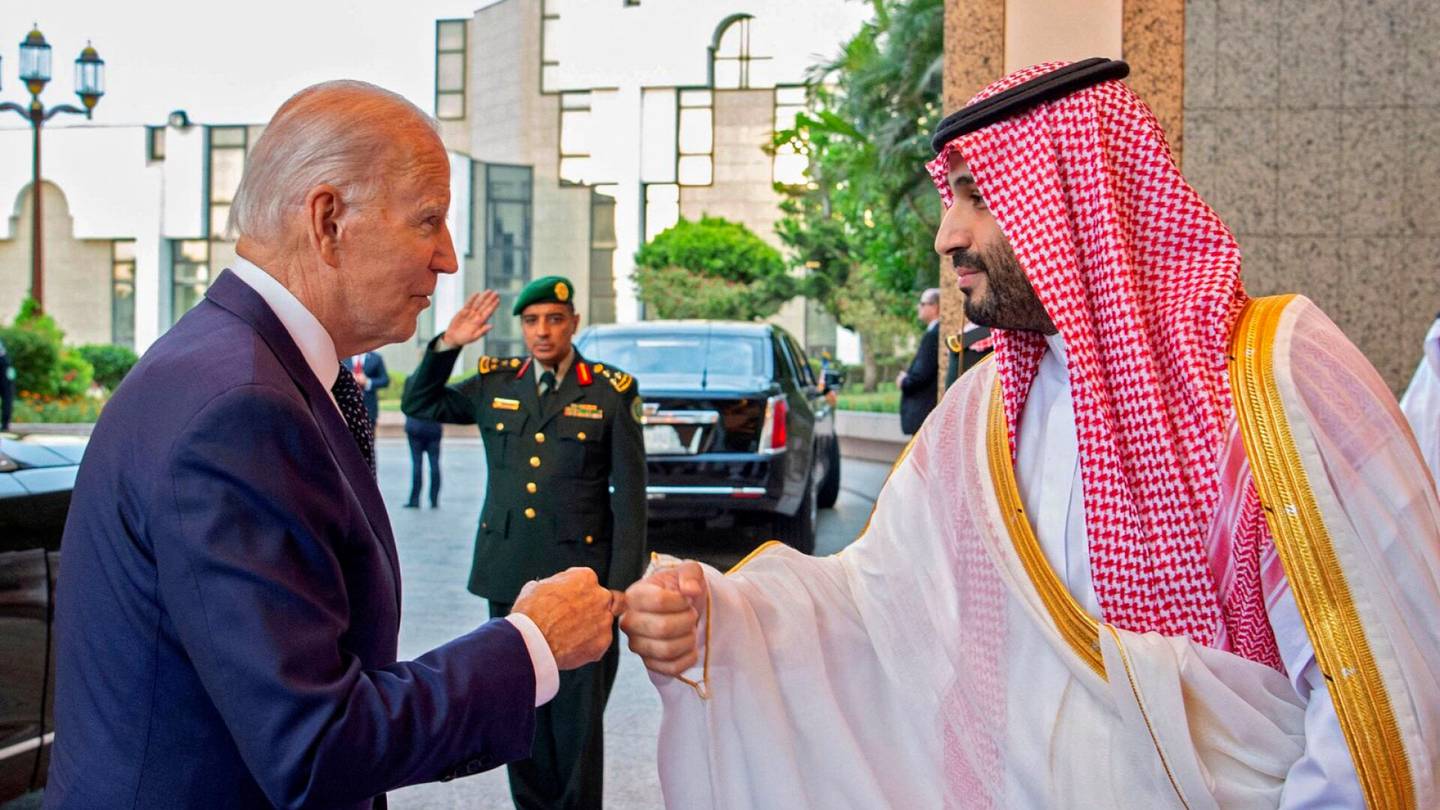 Lähi-itä | Biden aloitti poliittisesti arkaluontoisen Saudi-Arabian vierailunsa: nyrkkitervehti kruununprinssiä, joka tilasi toimittajan surman