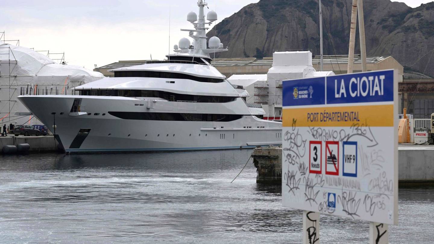 Oligarkit | Saksa ja Ranska takavarikoivat Venäjän oligarkkien luksus­jahteja – miljardöörien aluksia paennut pakotteita Malediiveille