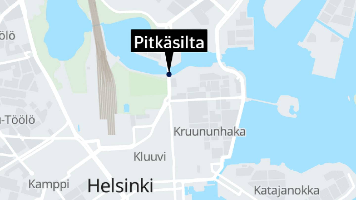 Helsinki | Raitiovaunu ja henkilö­auto kolaroivat Pitkällä­sillalla