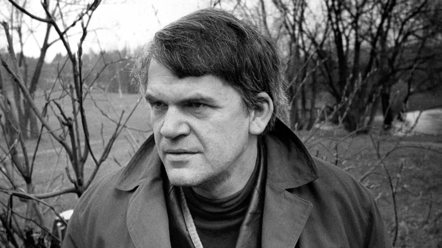 Kuolleet | Tutkija: Milan Kunderan poliittinen menneisyys rokotti hänen kirjallista arvostustaan