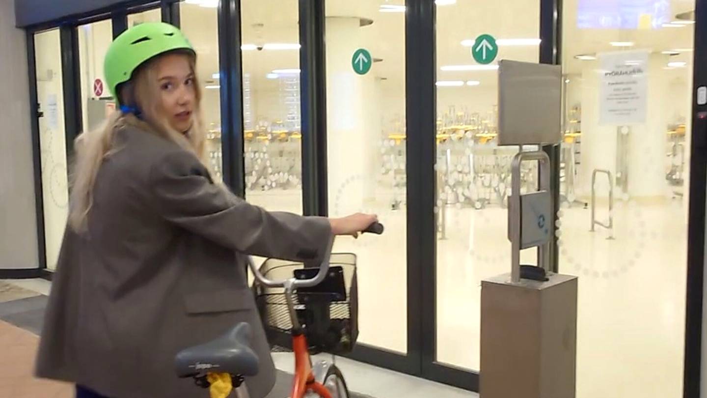Video | Tutustuimme Helsingin keskustaan avautuneeseen valtavaan pyörä­parkkiin – ”Tuntuu upealta”