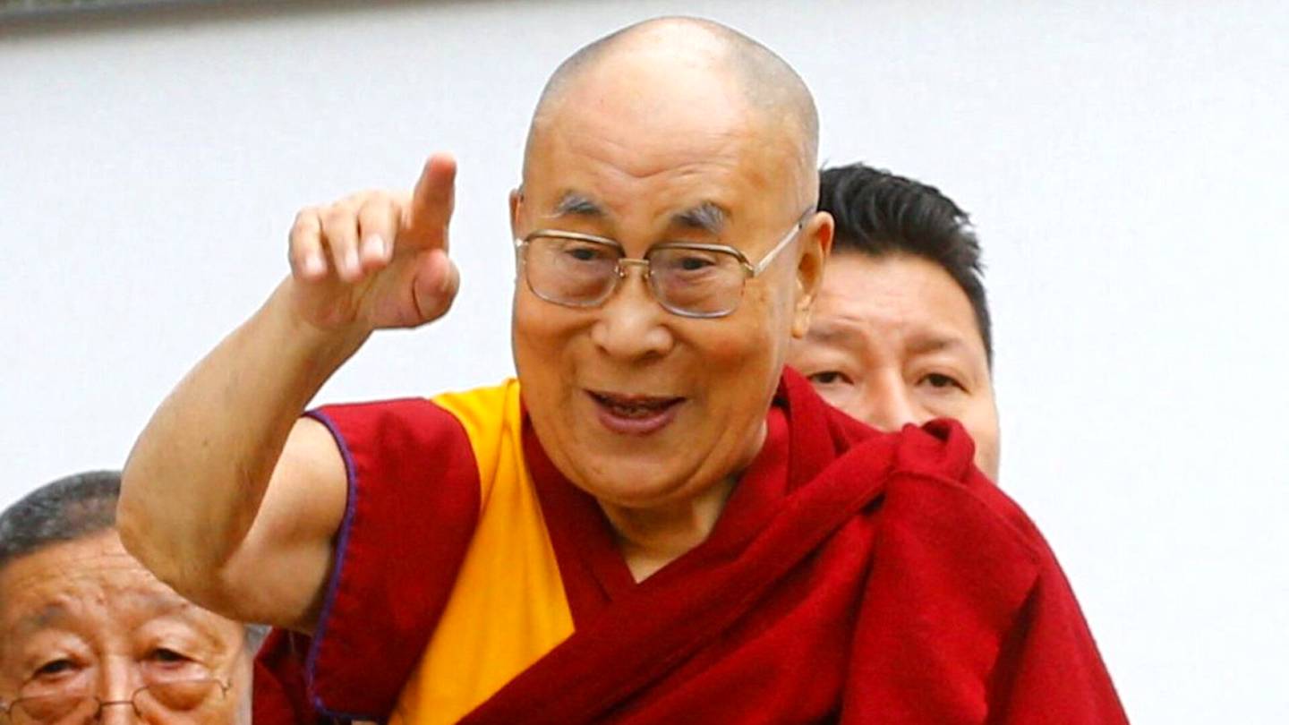 Tiibet | Dalai-lama pahoittelee käytöstään: pyysi pojan imemään kieltään