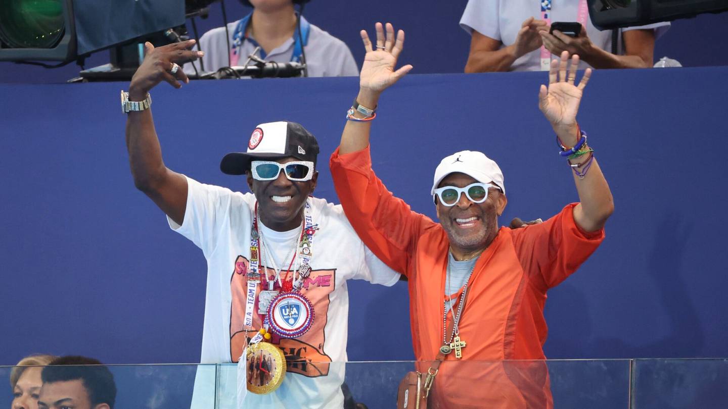 Olympialaiset | Rap-legenda Flavor Flav ja ohjaajasuuruus Spike Lee kuvattiin Pariisin olympia-altaan äärellä