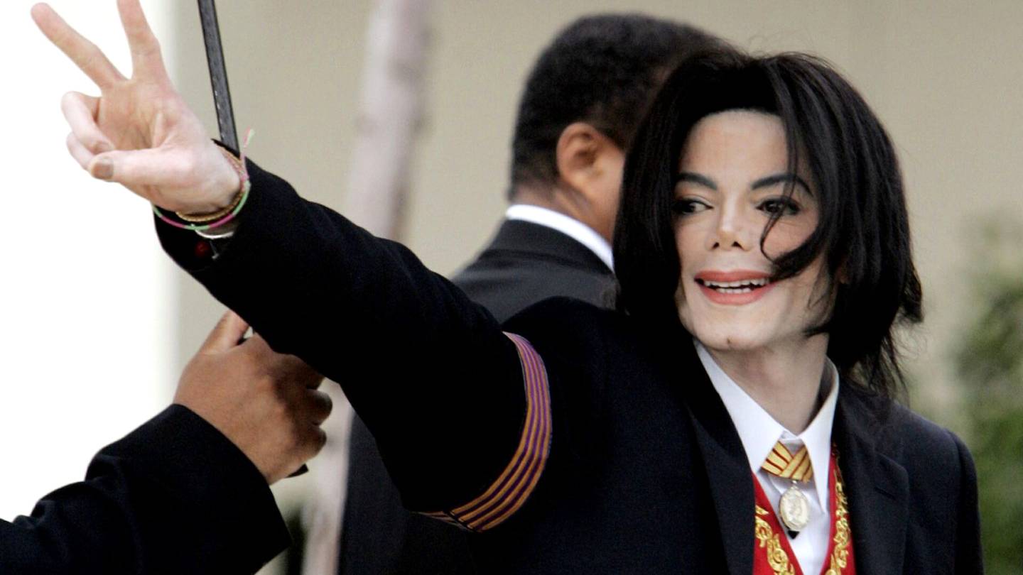 Musiikki | Michael Jacksonia seksuaalisesta hyväksi­käytöstä syyttävät miehet haastavat Jacksonin yhtiöt oikeuteen