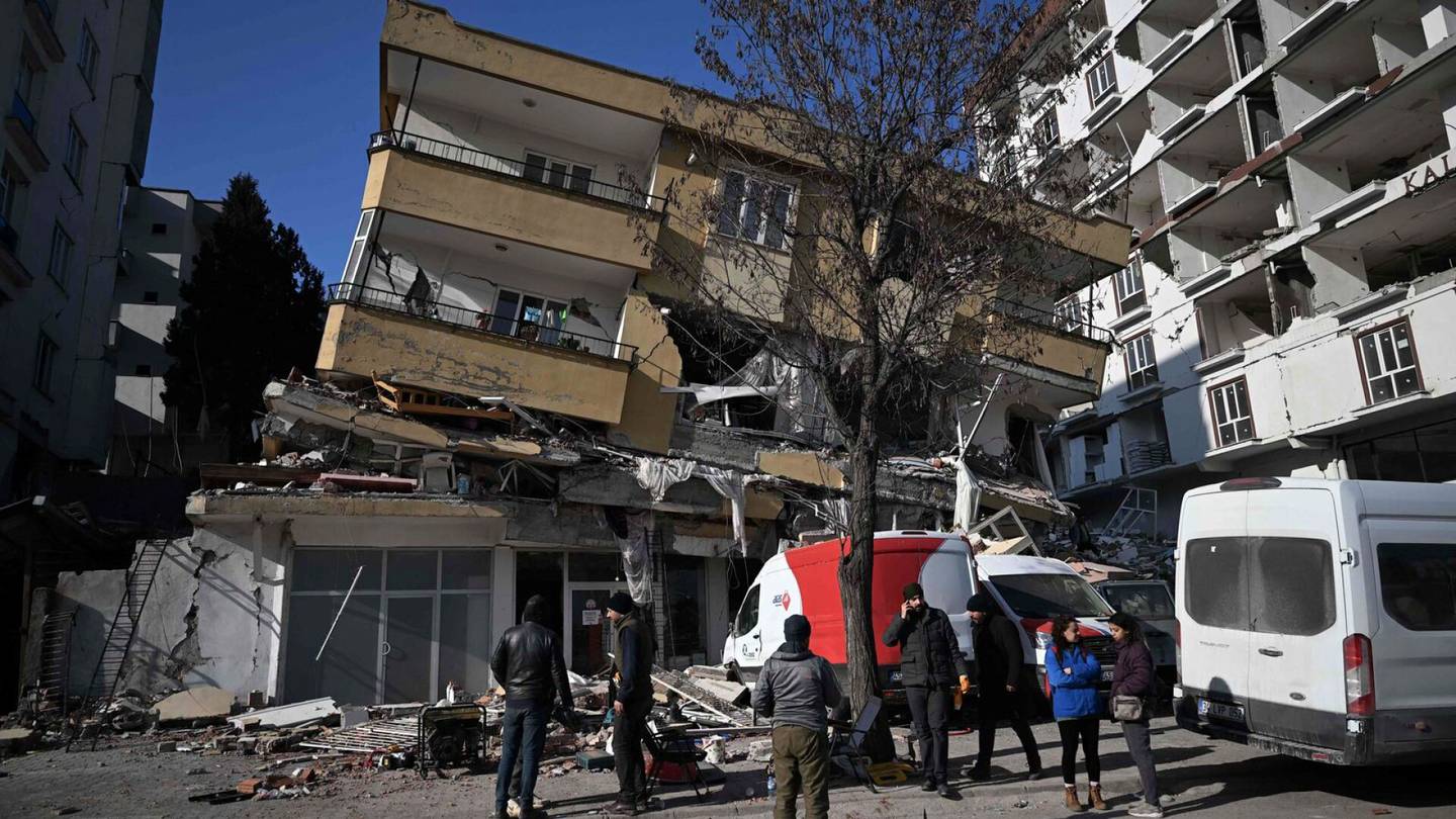 Turkin ja Syyrian järistys | Maanjäristyksessä jo ainakin yli 17 500 kuollutta Turkissa ja Syyriassa