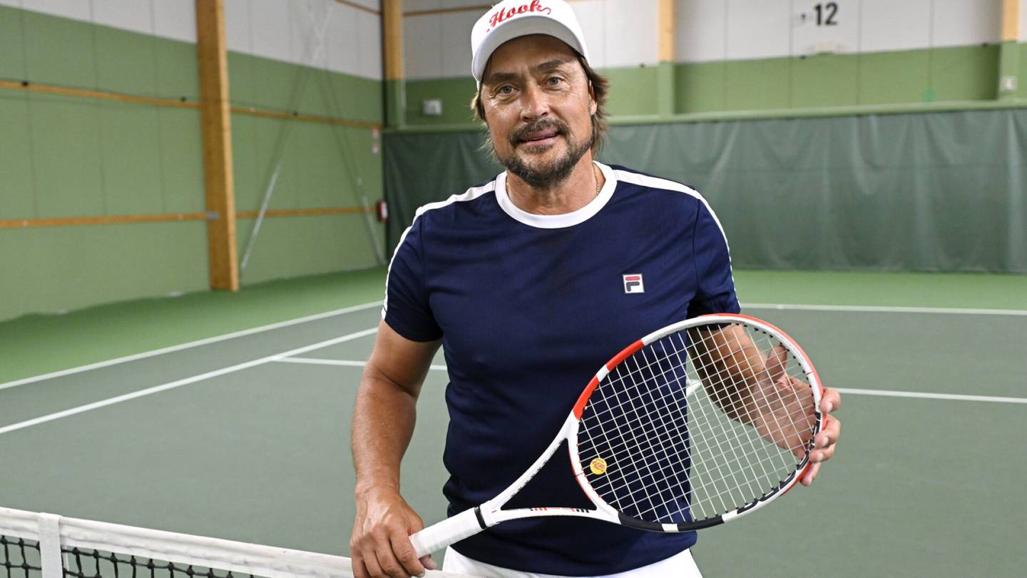Tennis | Sauli Niinistö pelaa tennis­ottelun Teemu Selännettä vastaan