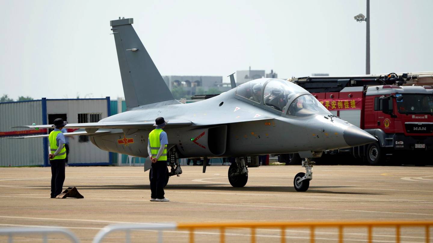 Kiina | Kiina on palkannut kymmeniä entisiä britti­sotilaita kouluttamaan sotilas­lentäjiä
