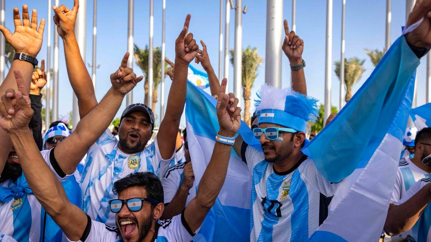 Jalkapallo | Hämmentävä näky Qatarissa: eri maiden ”fanit” juhlivat kaduilla – naisia ja lapsia ei näy missään
