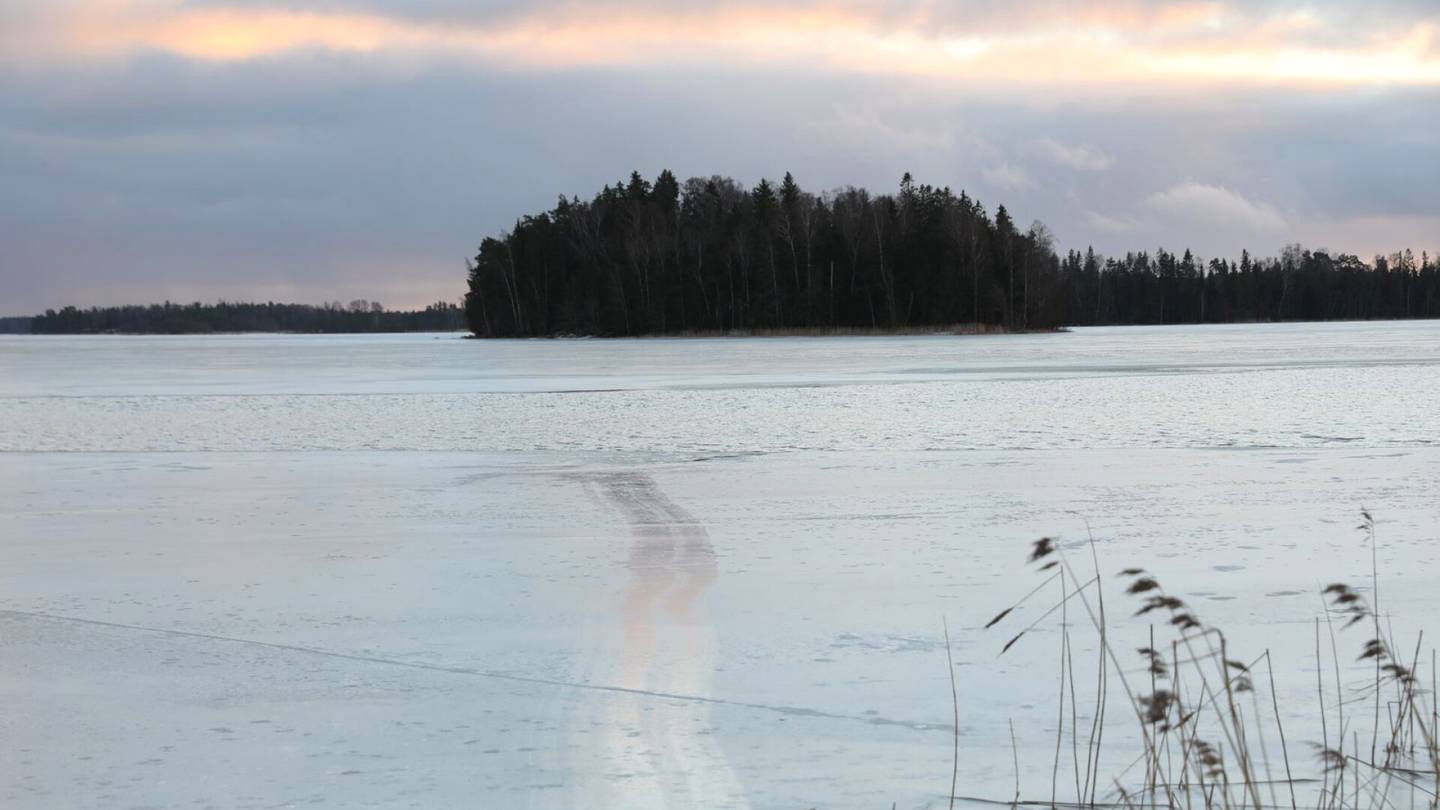 Onnettomuudet | Nuori mies tippui jäihin Espoossa – Käytä maalais­järkeä jäillä liikkumiseen, pelastus­laitos muistuttaa