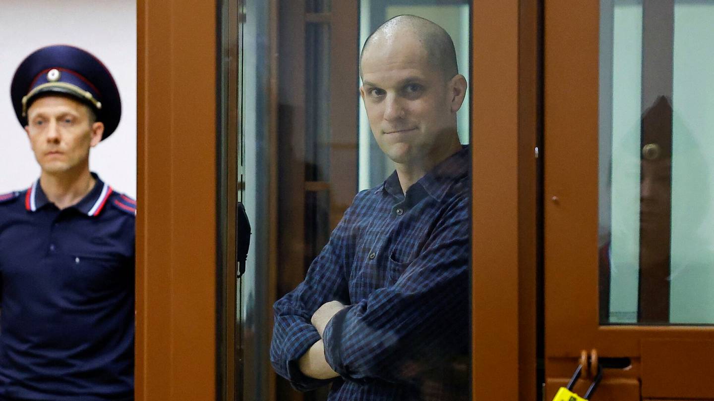 Venäjä | Yhdysvaltalaistoimittaja Evan Gershkovichin oikeudenkäynti Venäjällä alkoi – Marssitettiin oikeussaliin pää ajeltuna