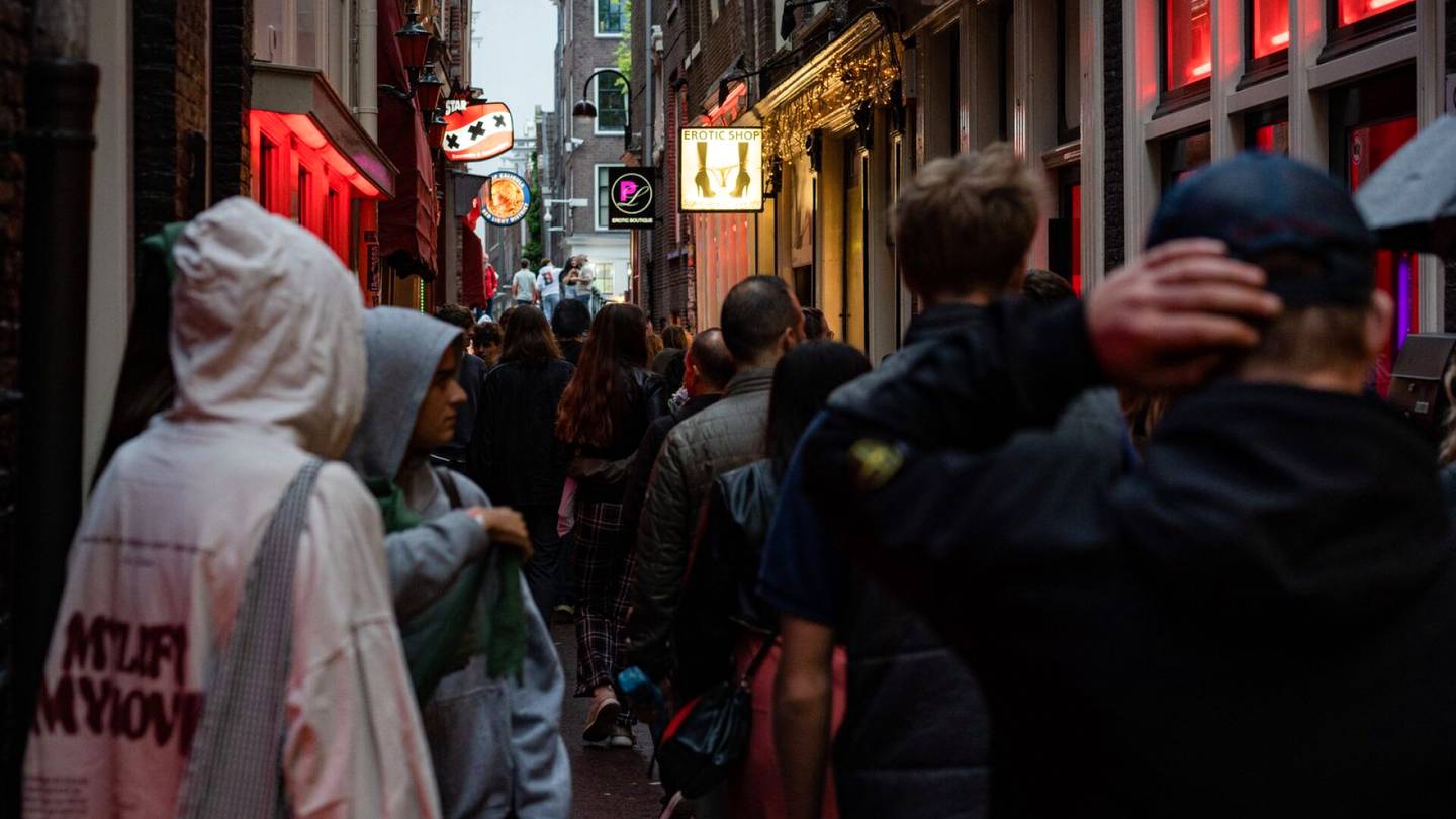 Hollanti | Amsterdam ei ole onnistunut pitämään örvellys­turisteja loitolla