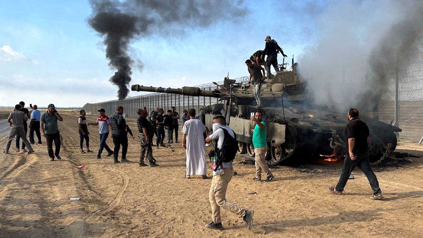 Hamasin hyökkäys | Mediat: Hamasin hämäys ja lennokki-iskut lamauttivat Gazan rajan puolustuksen täysin