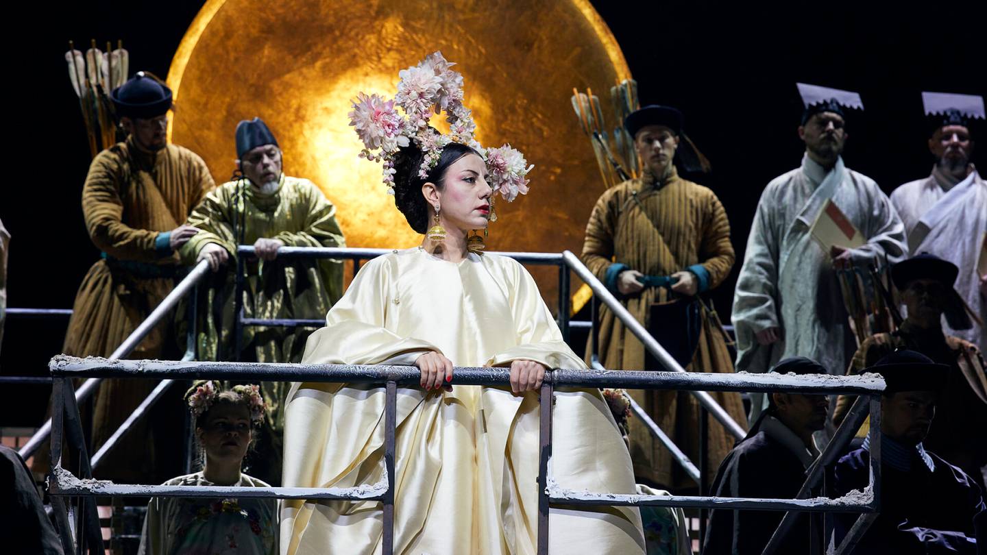 Ooppera-arvostelu | Kansallisoopperan Turandot on jähmeä ja kirsikka­puu­kuvastoineen kliseinen