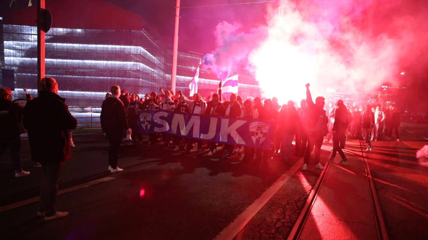 Jalkapallo | Kadut värjäytyivät punaisiksi Huuhkaja-fanien marssiessa – Litmanen päällään Litmasen pelipaita yllätti marssijat