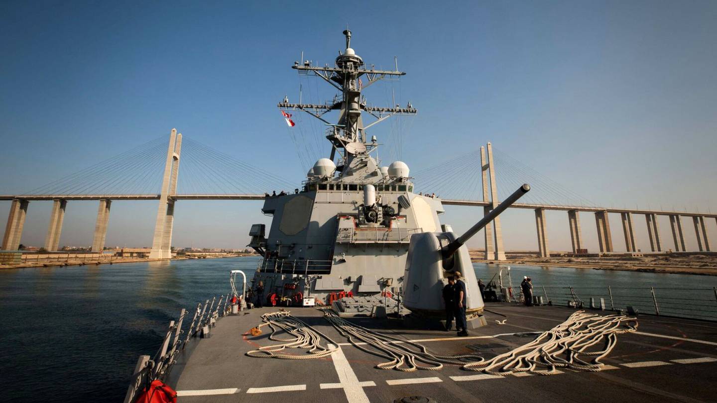 Lähi-itä | USA:n hävittäjä­alukseen ja kaupallisiin aluksiin iskettiin Punaisella­merellä