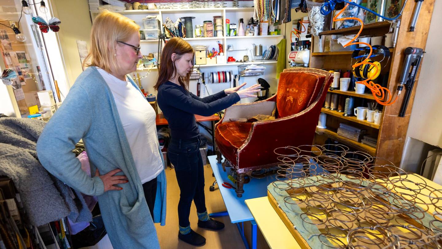 HS Helsinki | Lapinlahden verhoomossa kaksi naista ja sohva ahtautuvat kahdeksan neliömetrin koppiin