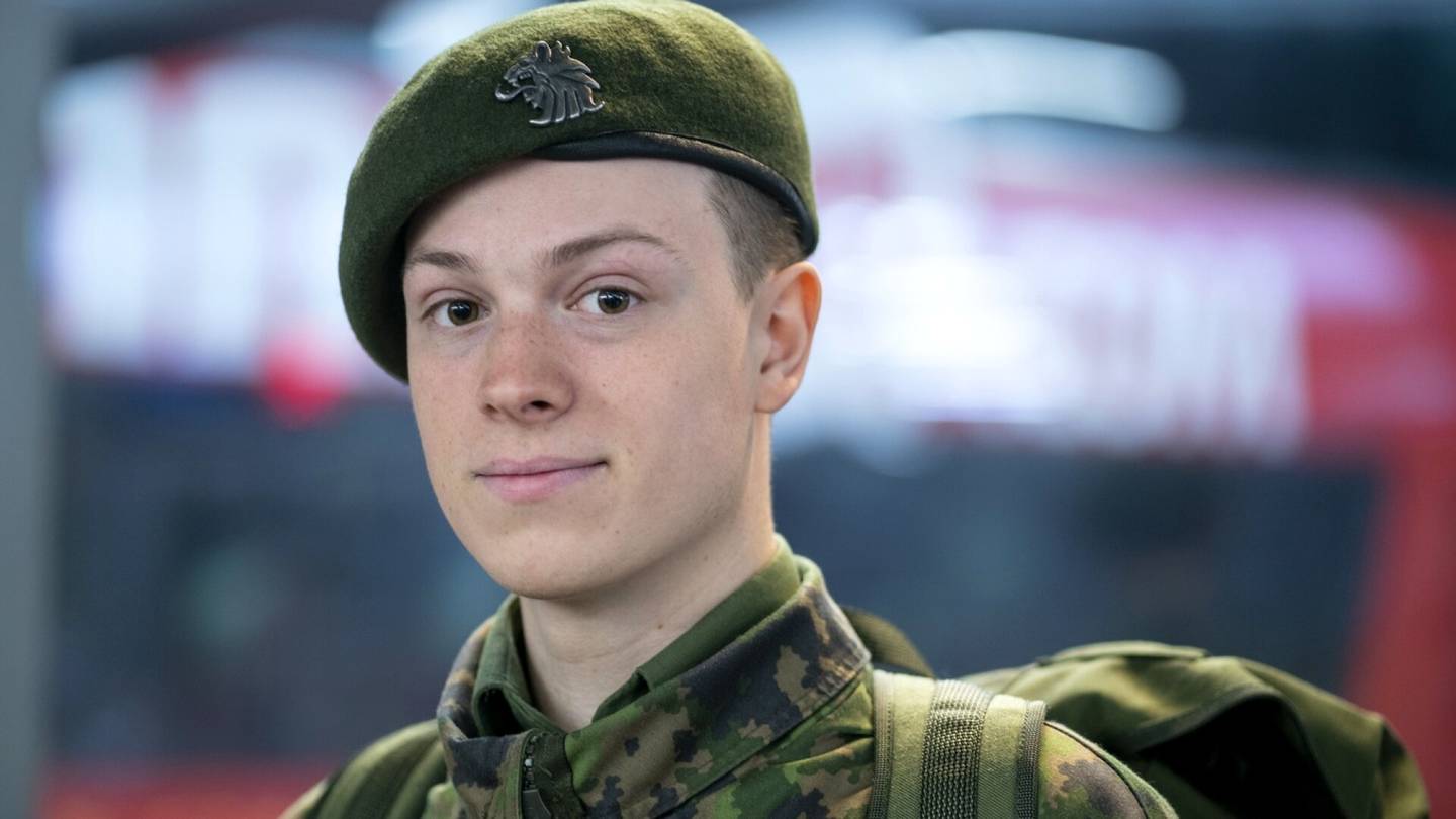 Maanpuolustus | Lontoolainen Anton Reed ei ole asunut päivääkään Suomessa, mutta saapui suorittamaan varusmies­palvelusta: ”Sydämenasia”
