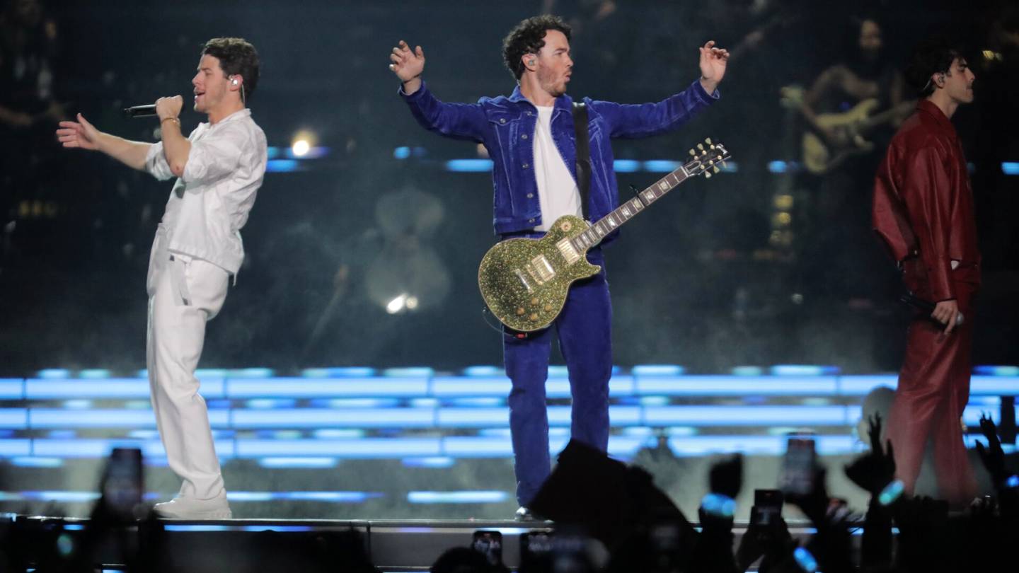Musiikki | Jonas Brothers suututti fanit siirtämällä kiertueensa Euroopan-keikkoja