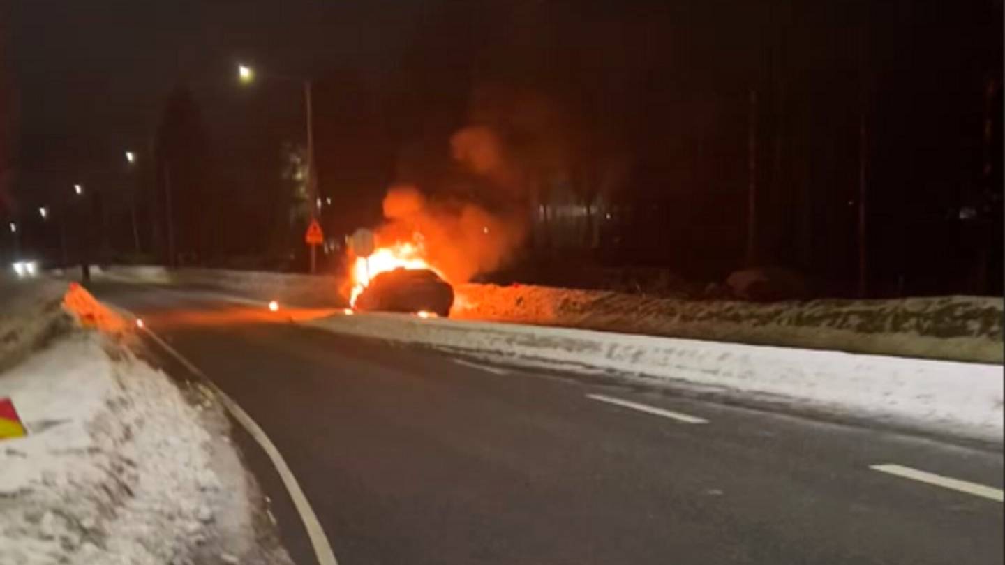 Onnettomuudet | Auto syttyi palamaan kesken ajon Vantaalla