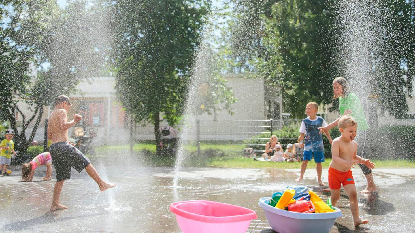 Leikkipuistot | Helsingin leikki­puistoissa on kesällä tarjolla leikkejä ja ruokaa