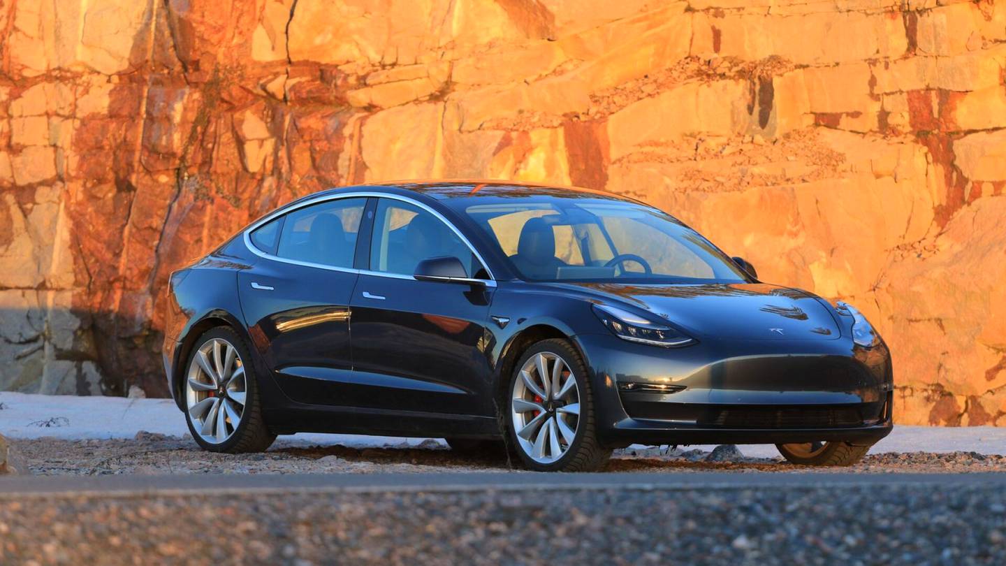 Autot | Tesla kutsuu 48 000 autoa takaisin nopeus­mittari­ongelman takia Yhdys­valloissa