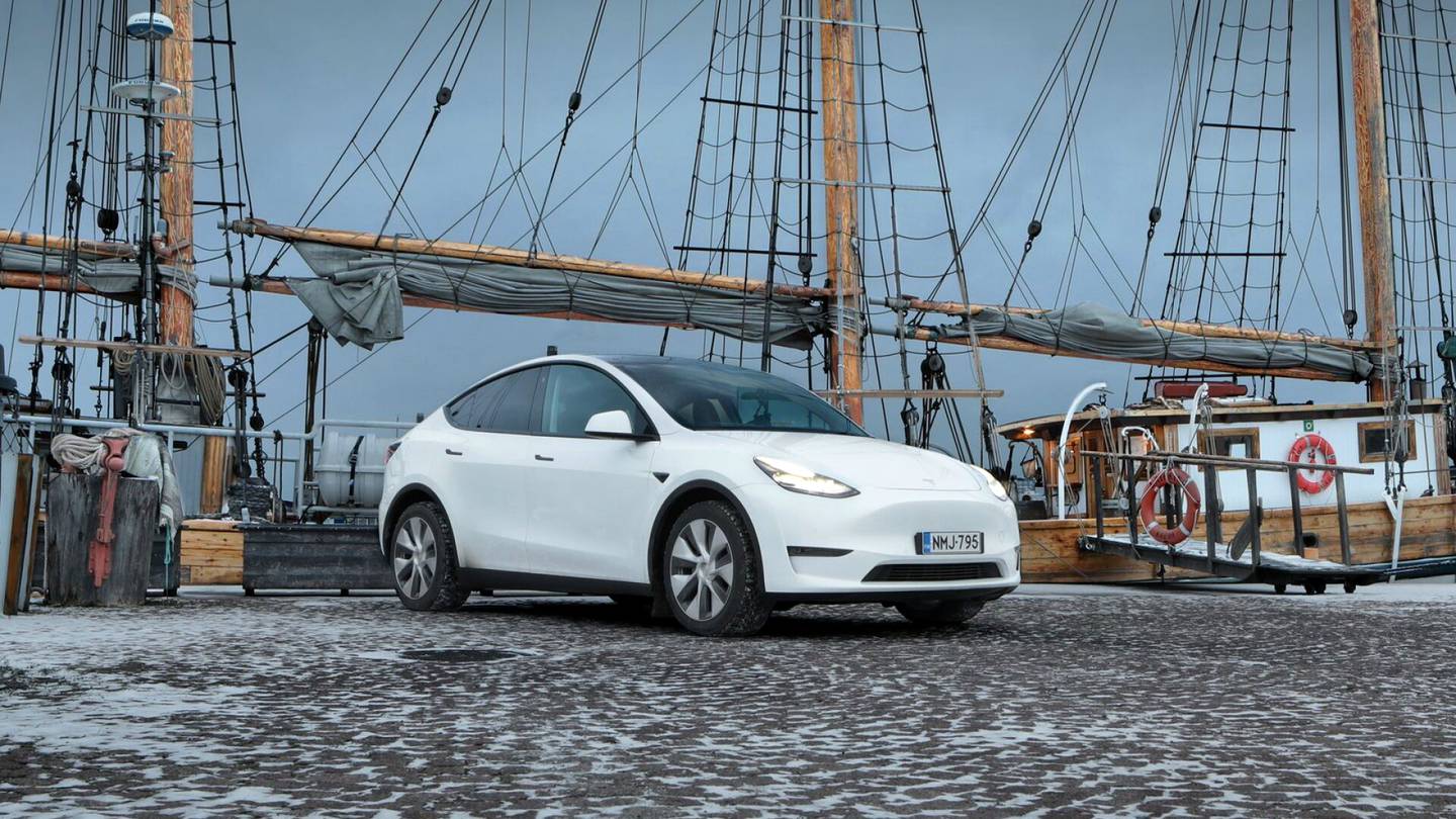 Autot | Teslan alennukset pakottavat muut valmistajat miettimään hintojaan, sanoo satoja käytettyjä Tesloja maahantuonut yrittäjä