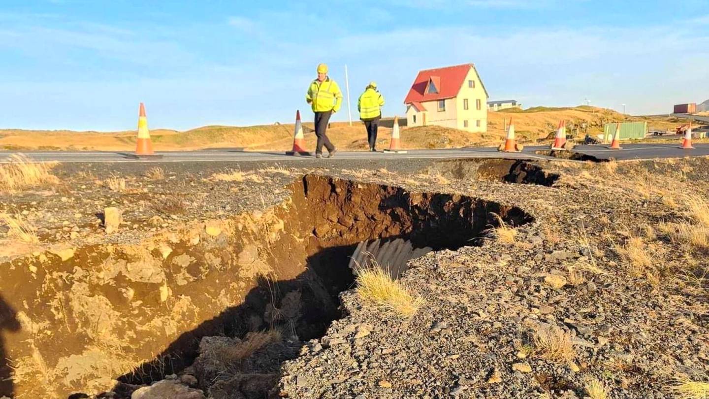 Islanti | Maan­järistysten tieltä evakkoon lähteneet asukkaat saivat hakea tavaroitaan