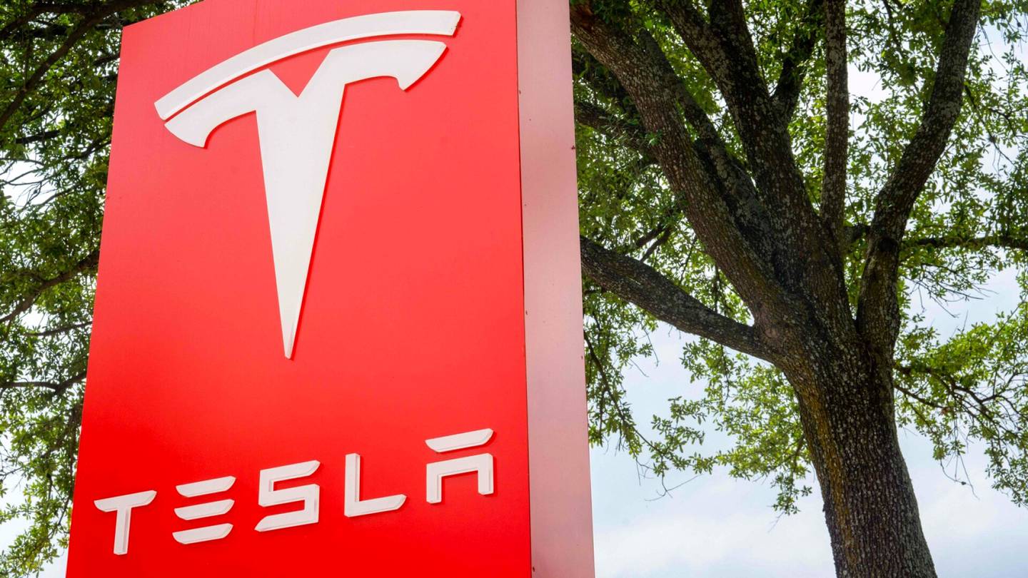 Autot | Tesla leikkasi jälleen hintojaan, Suomessa Model 3:n hinnasta katosi 2 000 euroa