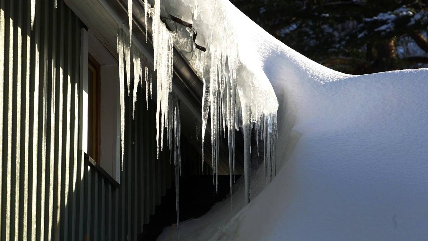 Lumi | Painava lumi on romahduttanut useita kattoja viime päivinä – neliömetrillä on nyt yli sata kiloa lunta useilla alueilla