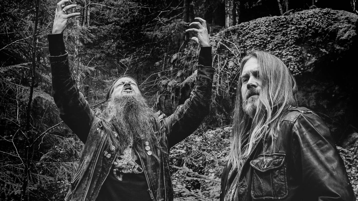 Levyarvio | Black metalin norjalainen pioneeriyhtye tekee ehdotonta ja vangitsevaa musiikkia