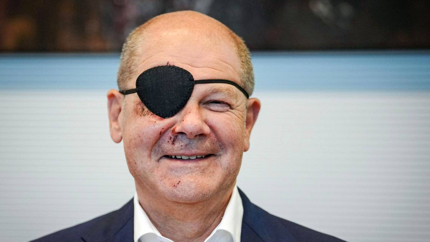 Saksa | Lenkillä itsensä loukannut liitto­kansleri Scholz poseerasi silmä­lapussa